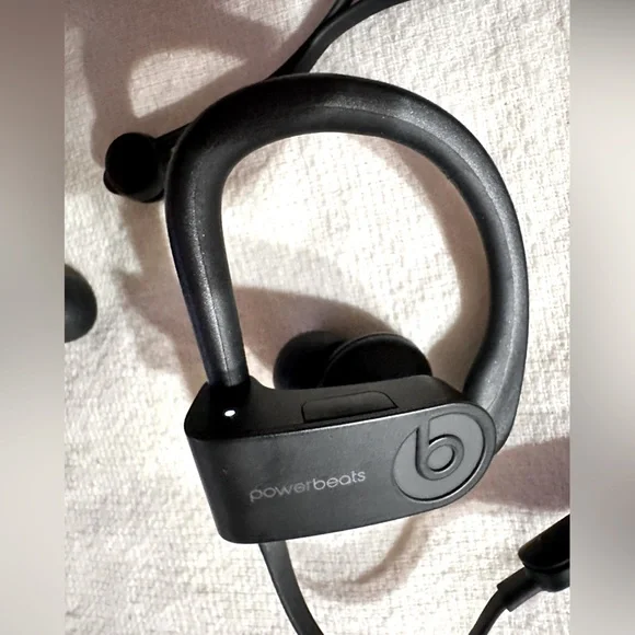 Gently used - Black Powerbeats3 (Beats by Dr Dre) - Picture 2 of 7